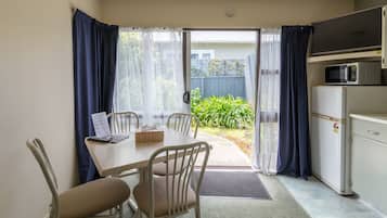 Perhehuoneisto, 1 makuuhuone, tupakointi kielletty, keittiö | Ruokailu omassa huoneessa