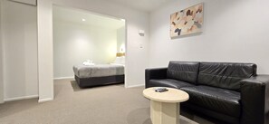 Tabla de planchar con plancha, wifi gratis y ropa de cama