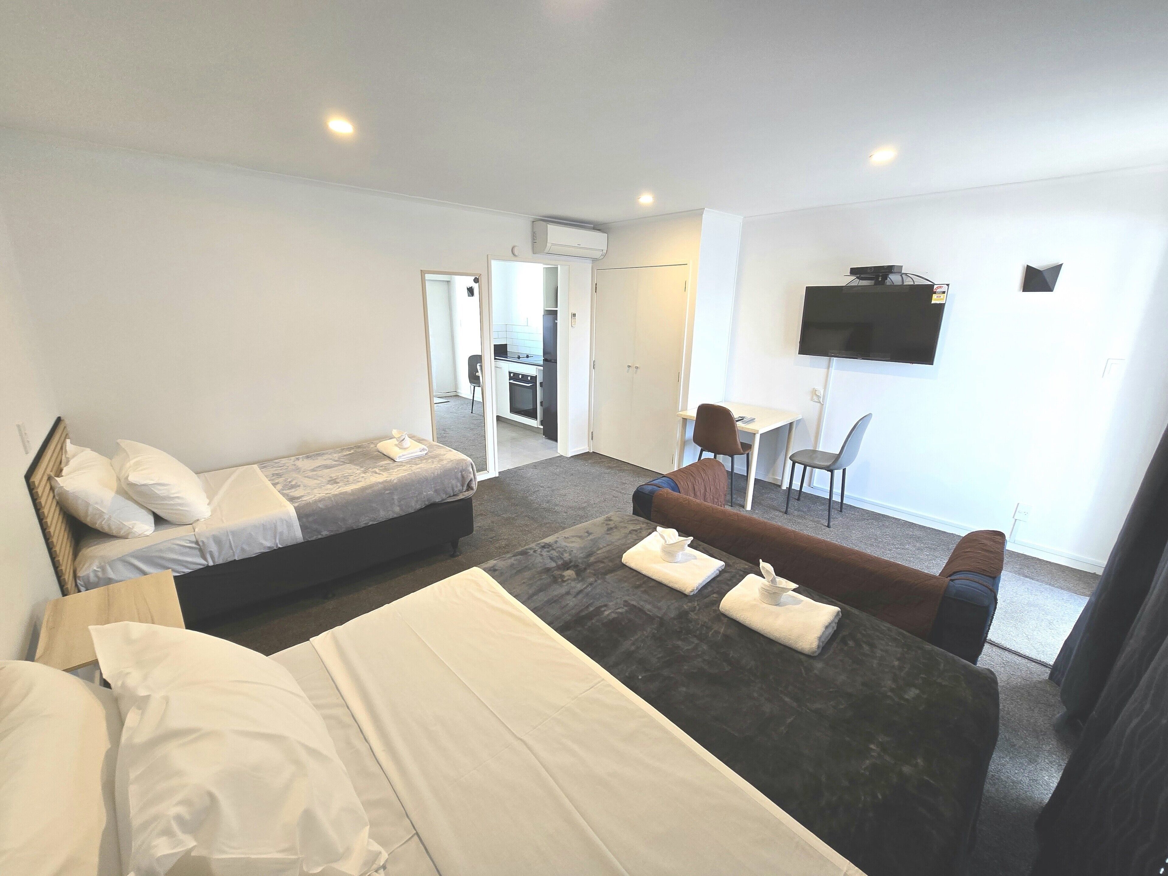 Executive Studio, Non Smoking, Air conditioning (Executive - Twin Studio) | Living area | 81-cm TV with satellite channels