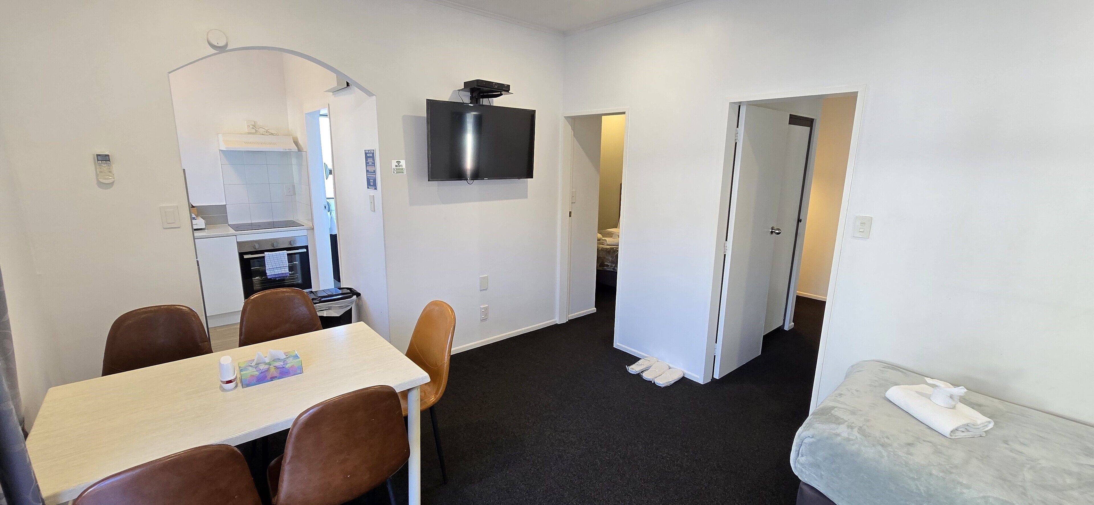 Family Apartment, 2 Bedrooms, Air conditioning | Living area | 81-cm TV with satellite channels