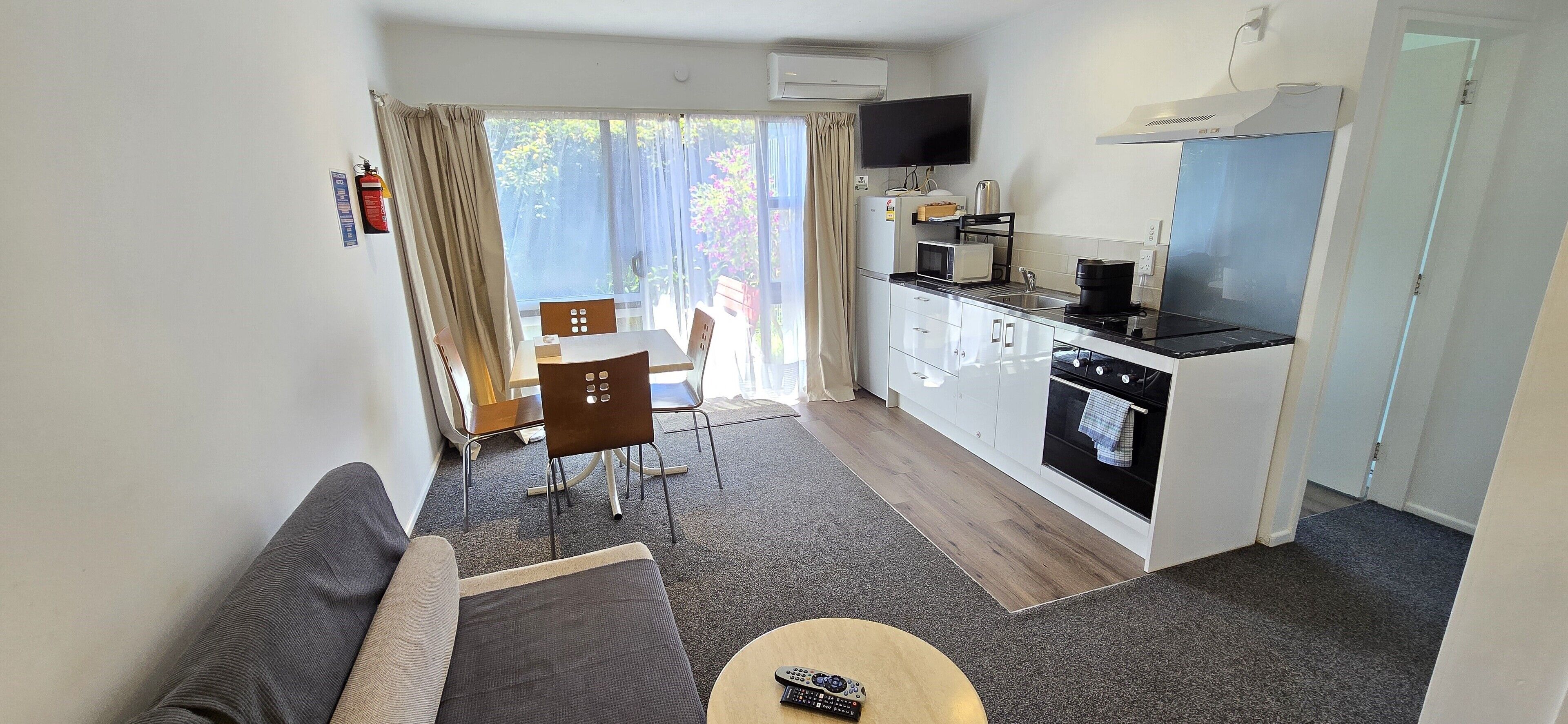 Family Apartment, 1 Bedroom, Air conditioning | Private kitchen | Coffee/tea maker, dining tables