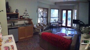 A compact living space with a kitchen, dining area, and seating area. - Beechworth Gorge Walk Guest House (Beechworth)