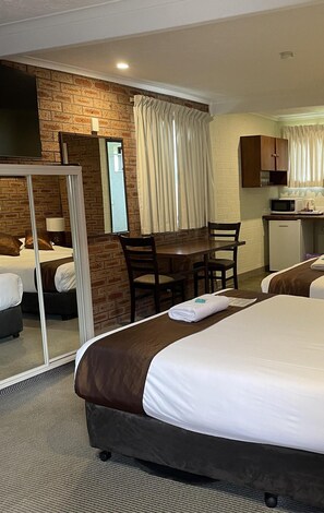 Individually decorated, individually furnished, desk, laptop workspace - Bulahdelah Motor Lodge (Bulahdelah)