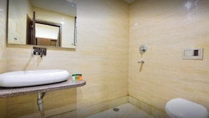Deluxe Room | Bathroom | Shower - Hotel Centra Inn (New Delhi)