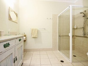 Regadera, amenidades de baño gratuitas, secadora de cabello, batas 