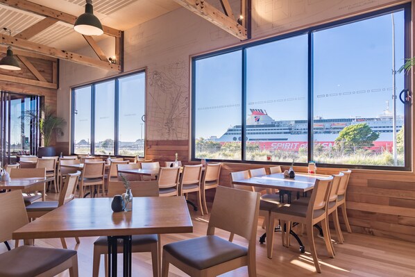 Lunch and dinner served - Formby Hotel (Devonport)