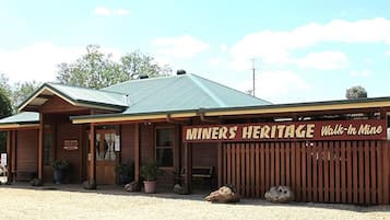 Un edificio llamado 'Miners Heritage' con un letrero que indica que es una mina accesible.