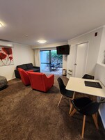 华丽套房, 1 间卧室, 无烟房, 独立浴室 | 高档床上用品、熨斗/熨衣板、免费 WiFi、床单