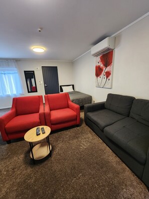 Suíte luxo, 1 quarto, para não fumantes, suíte | Área de estar | TV de tela plana 42 polegadas com canais via satélite, TV