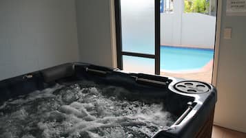 室內 SPA 浴池