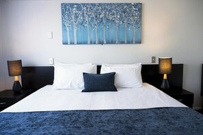 Premium bedding, iron/ironing board, free WiFi, bed sheets - Aquarius Motor Inn (Tauranga)