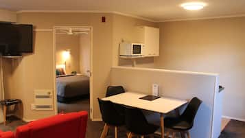 Deluxe Suite, 1 Bedroom, Non Smoking, Ensuite | In-room dining