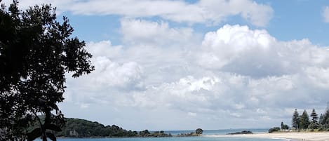 Nær stranden og hvit sand