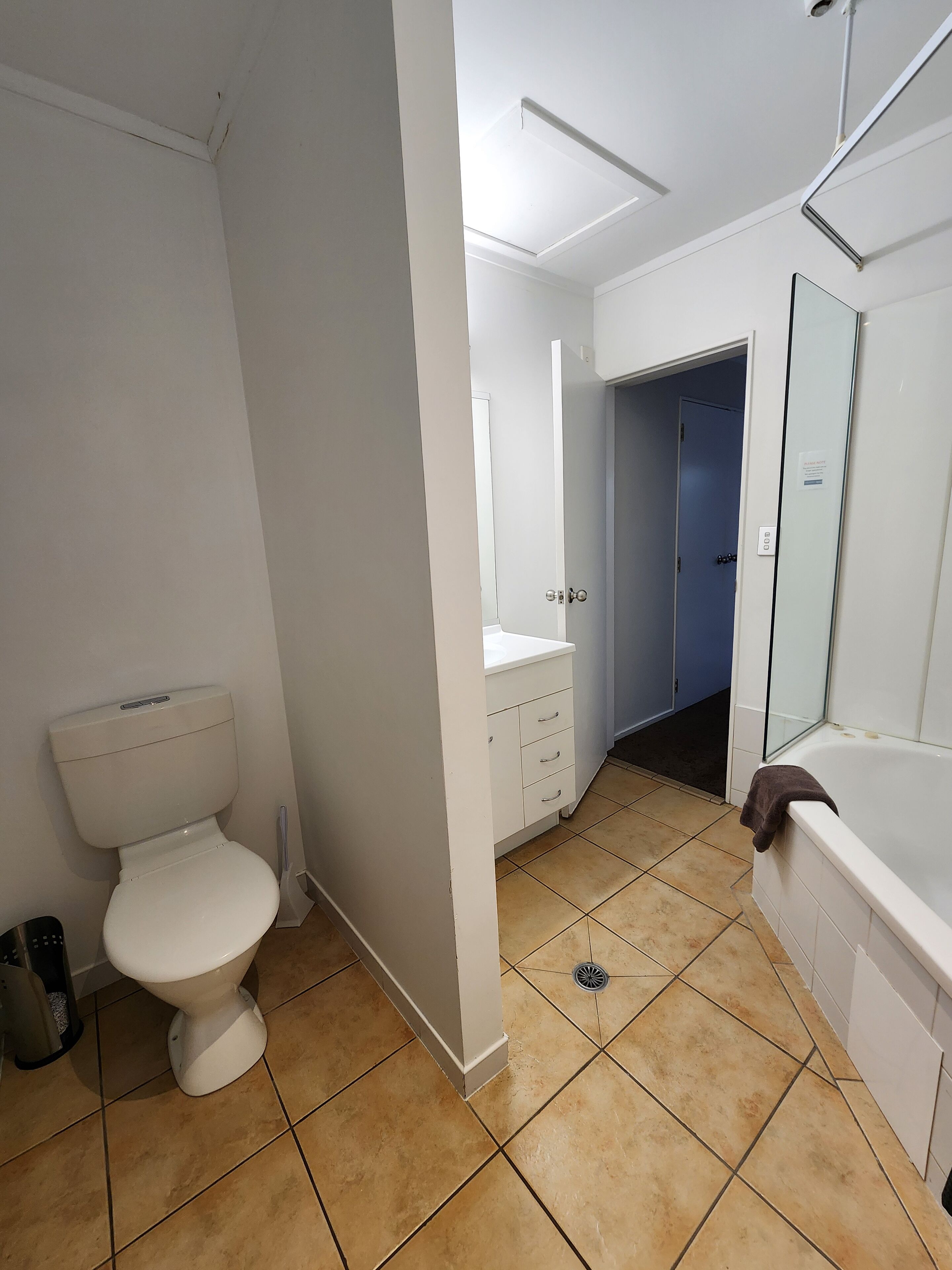 Un baño con inodoro, lavamanos y bañera.