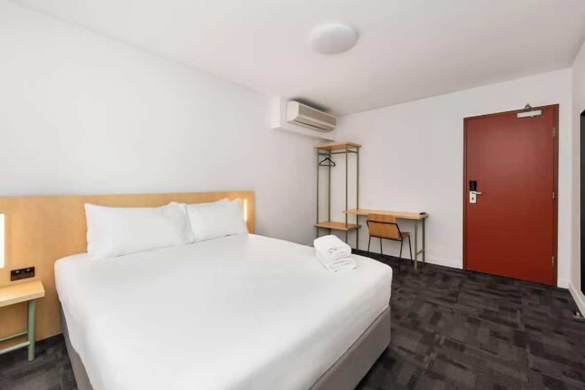 In-room safe, free WiFi, bed sheets