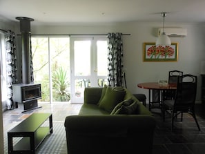 Riverdeck Cottage | Living area