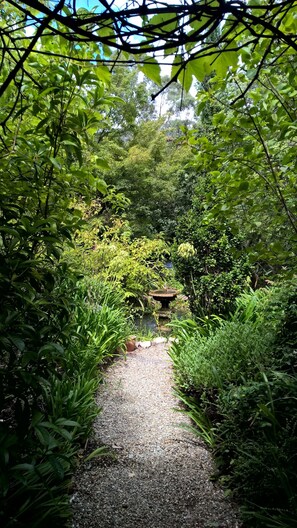 Riverdeck Cottage | Garden - Merrimeet Cottages (Bright)