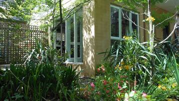 Riverdeck Cottage | Terrace/patio