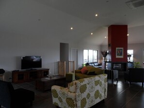 Flat-screen TV - Swan Lake Guest House (Ventnor)