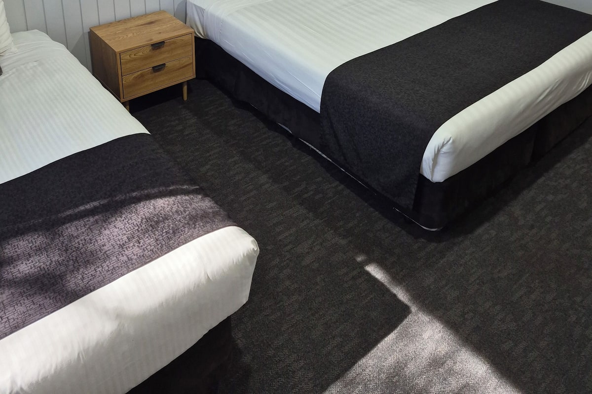 Motel Premium King/ Single | Baño | Amenidades de baño gratuitas, secadora de cabello, toallas