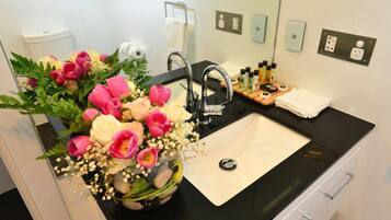 Suite Standar (Hotel King Suite) | Wastafel kamar mandi