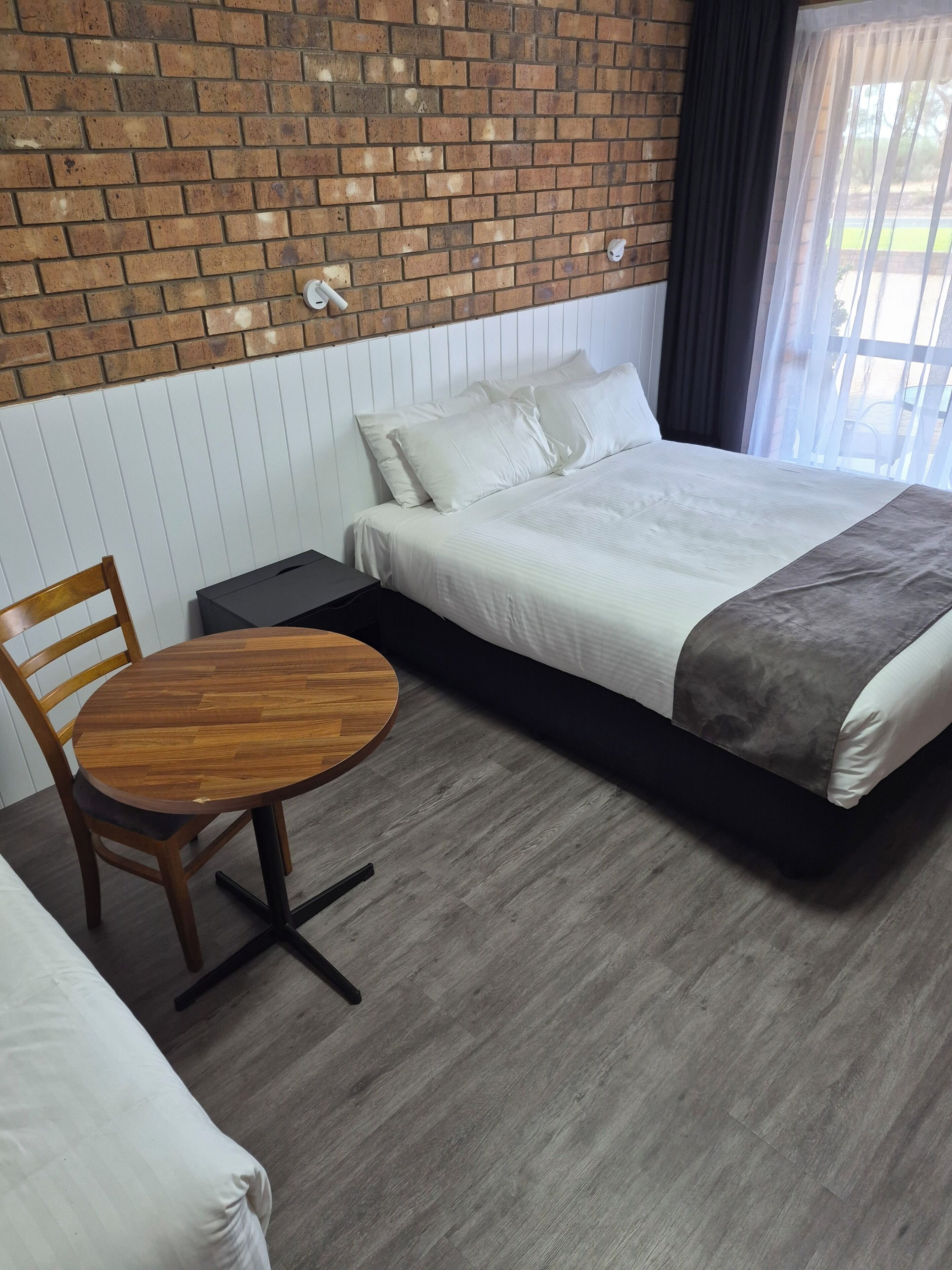 Motel Queen | Silitysrauta/-lauta, ilmainen Wi-Fi