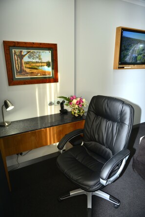 Standard Suite (Hotel King Suite) | Iron/ironing board, free WiFi - Waikerie Hotel Motel (Waikerie)