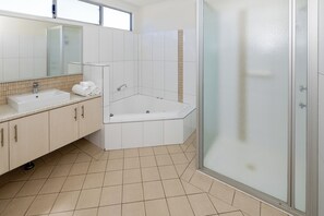 Deluxe Villa, 2 Bedrooms, Jetted Tub, Garden View (Spa Villa) | Bathroom | Towels - BIG4 Middleton Beach Holiday Park (Middleton Beach)