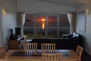 Maison luxueuse, 3 chambres, balcon, vue sur l’océan (Beach House) | Aire de séjour