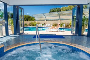 Indoor spa tub - BIG4 Middleton Beach Holiday Park (Middleton Beach)