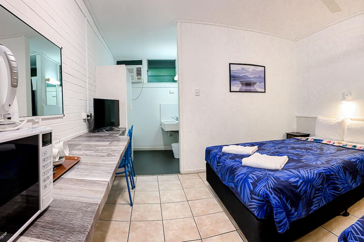 Blackout curtains, free cots/infant beds, free WiFi, bed sheets