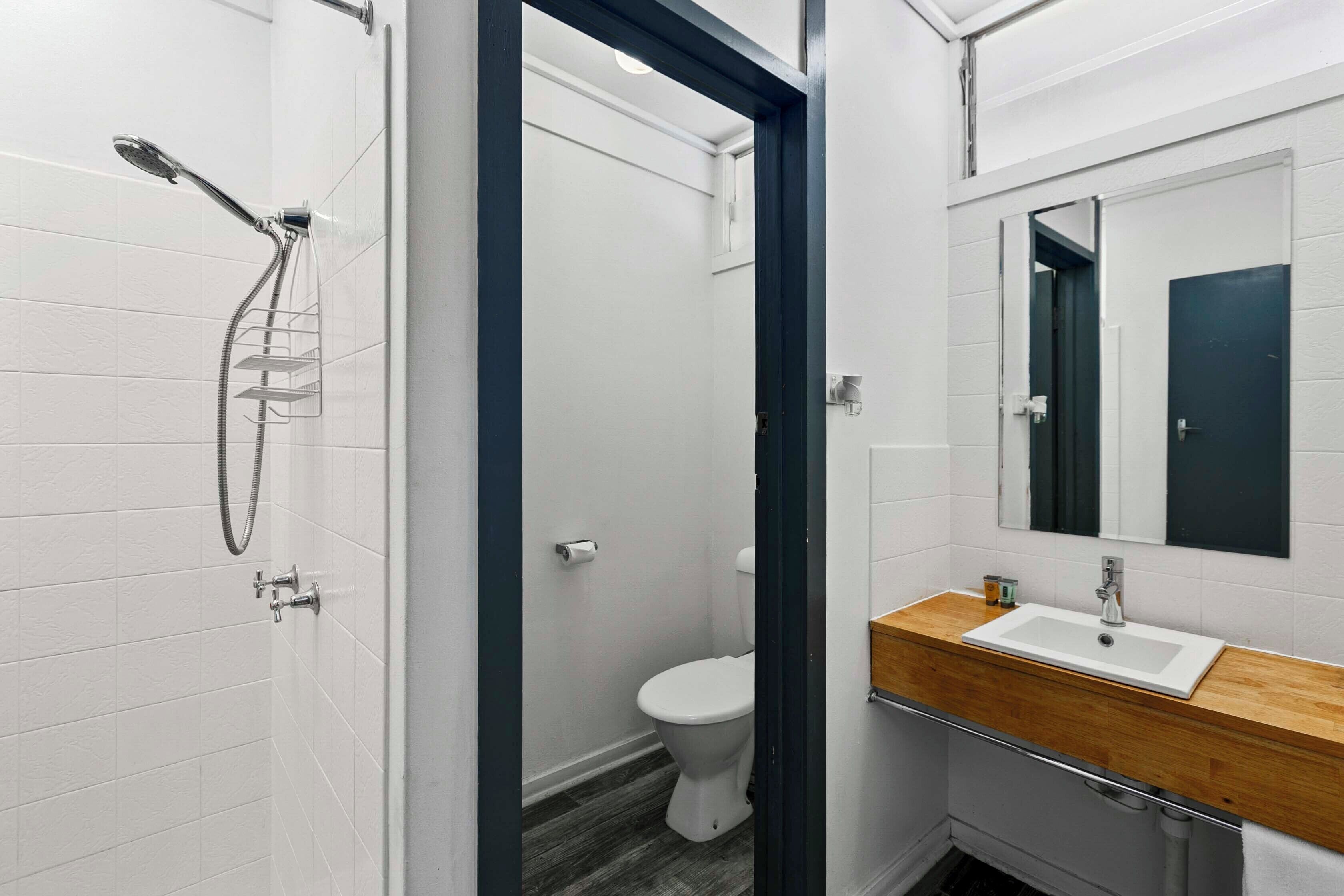 Standard Room (Double Room) | Bilik Mandi | Pengering rambut, tuala disediakan 