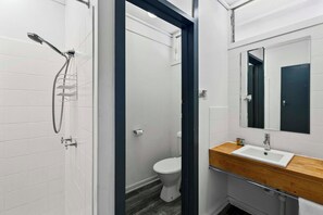 Chambre Standard (Double Room) | Salle de bain | Sèche-cheveux, serviettes fournies
