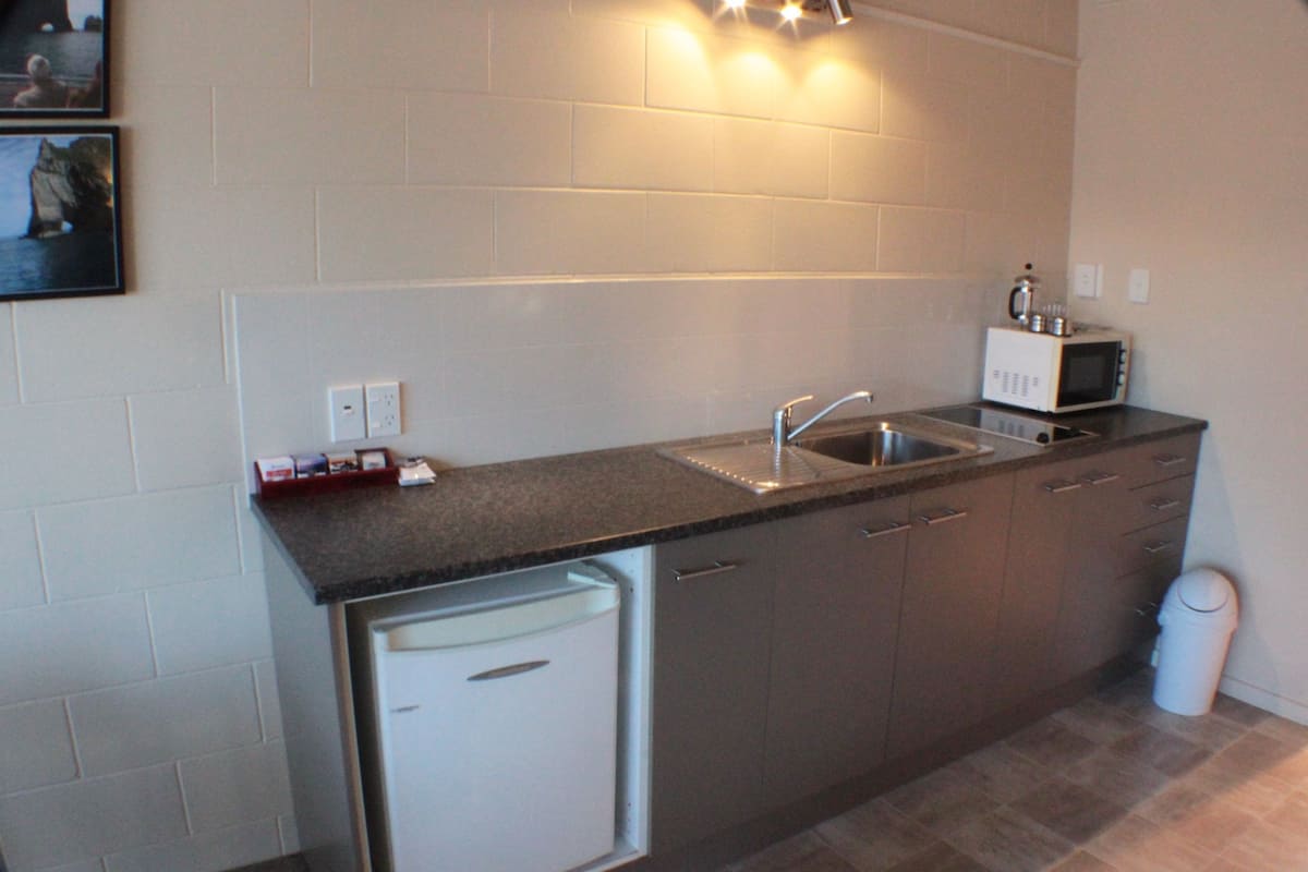 fridge, microwave, stovetop, coffee/tea maker