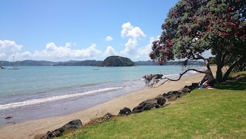 En la playa y toallas de playa 