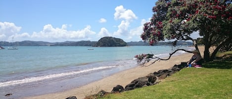 Di pantai dan handuk pantai