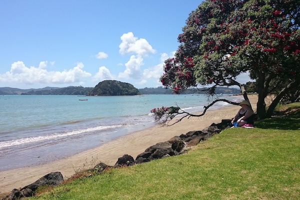 Di pantai dan handuk pantai