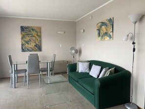 Suite Standard, 1 chambre, face à la mer | Aire de séjour | Téléviseur à écran plat de 28 po avec chaînes spécialisées, téléviseur