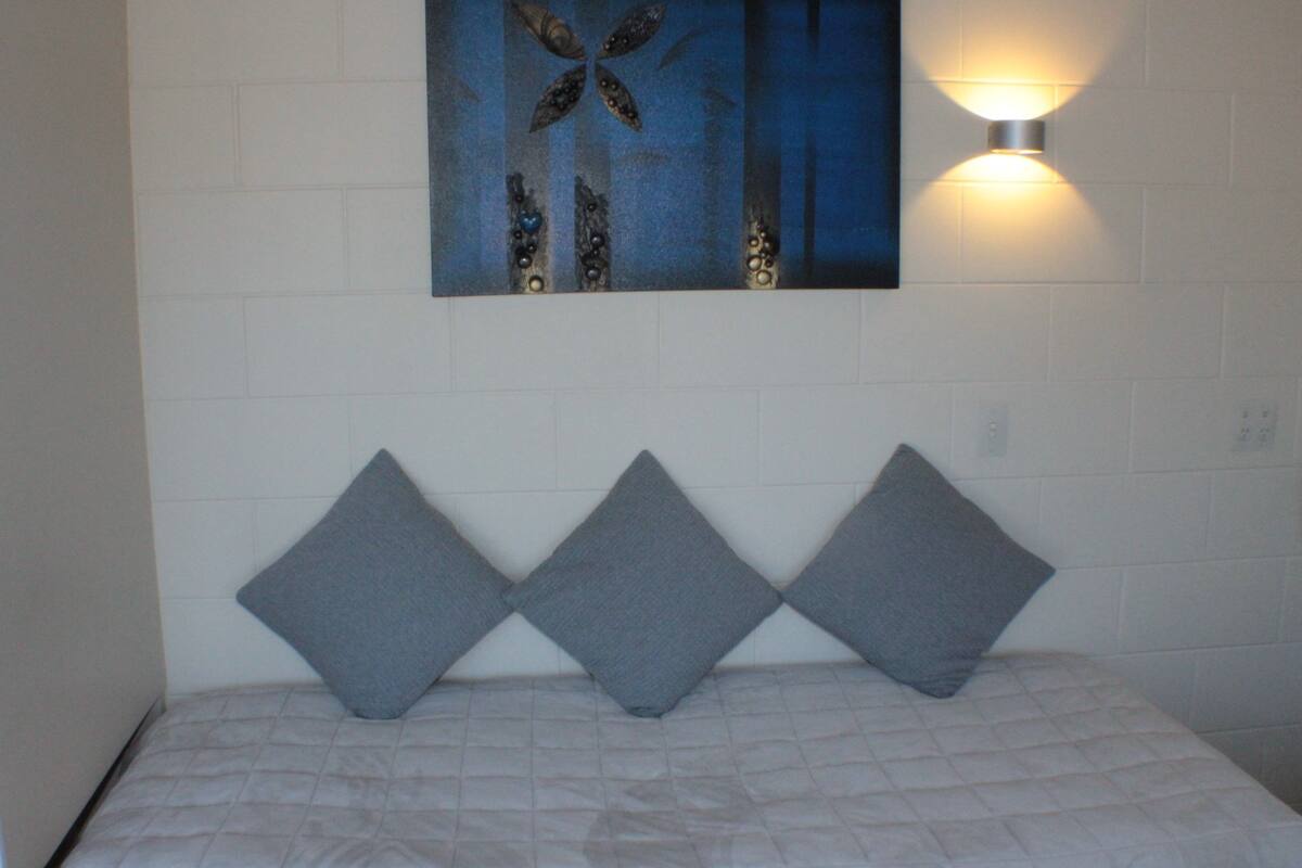 Standard One Bedroom Apartment | Soundproofing, iron/ironing board, WiFi (free), bed sheets