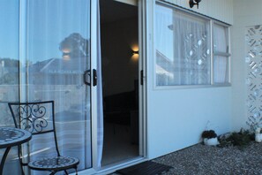 Appartement Standard, 1 chambre, vue partielle sur la mer, au bord de l’océan | Terrasse/patio