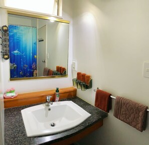 Kamar Twin Deluks | Kamar mandi | Shower, perlengkapan mandi gratis, pengering rambut, dan handuk