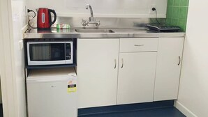 Classic Studio | Private kitchen | Coffee/tea maker, fridge, microwave, stovetop - Kerry's Motel (Rotorua)