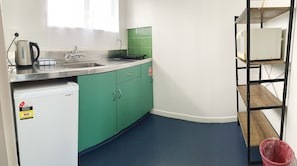 Deluxe Twin Room | Private kitchen | Fridge, microwave, stovetop, coffee/tea maker - Kerry's Motel (Rotorua)