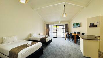 Two Bedroom Family Suites | Oppholdsområde | En 42-tommers LED-TV med Parabol-TV