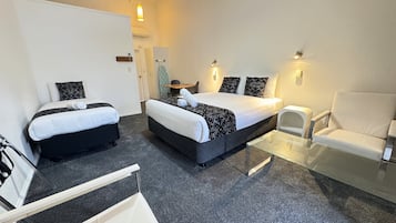 Lake View, Queen Studio | Premium bedding, individually decorated, individually furnished