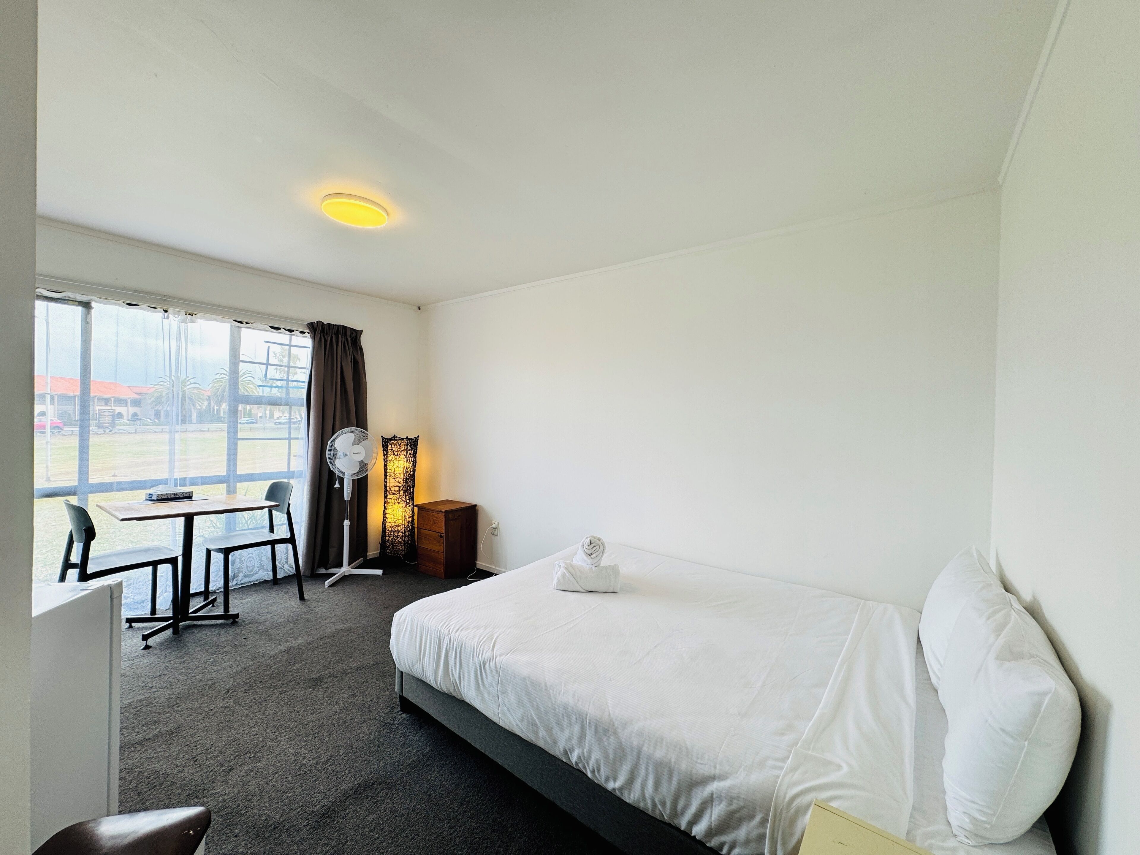 스탠다드 스튜디오 | 고급 침구, 각각 다른 스타일의 인테리어, 각각 다르게 가구 비치, 암막 커튼