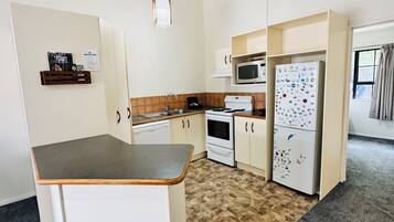 Two Bedroom Family Suites | Eget kjøkken | Kjøleskap, mikrobølgeovn, vannkoker og brødrister