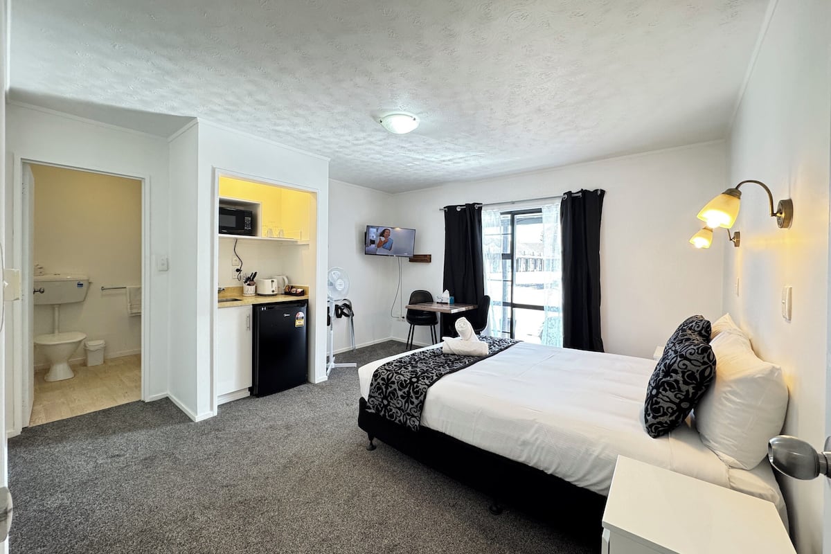 Estudio estándar | Ropa de cama de alta calidad, caja fuerte, decoración individual