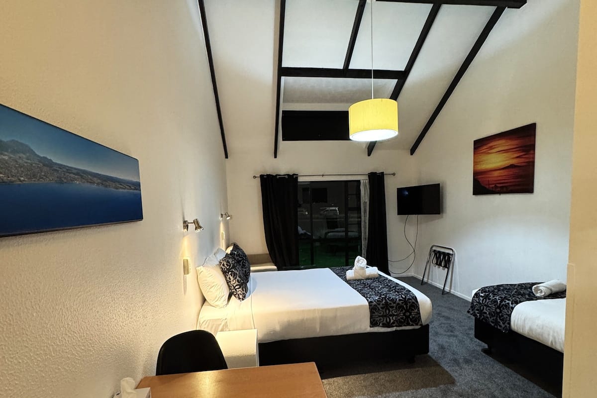 Ropa de cama de alta calidad y caja de seguridad en la habitación