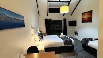 Ropa de cama de alta calidad y caja de seguridad en la habitación